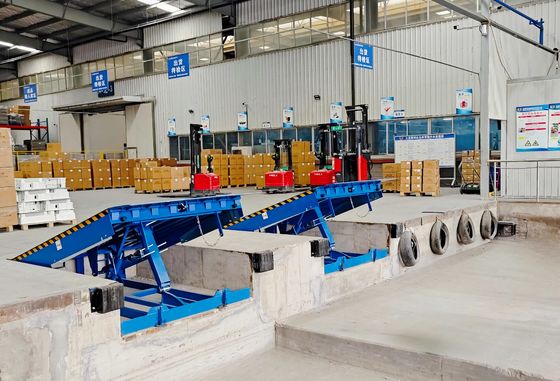 Ręczna obsługa wytrzymałego mechanicznego podestu przeładunkowego do bezpiecznego załadunku i rozładunku z nogami zabezpieczającymi